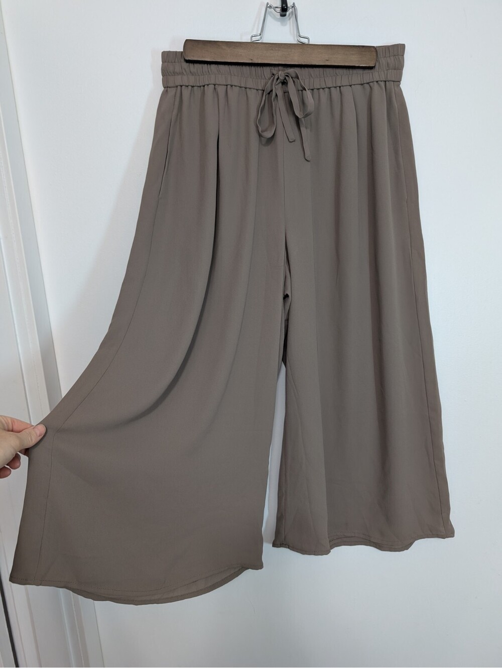Babaton Medium Wide Leg Capris Taupe Tan Flowy High Rise Pants Stretch Waist